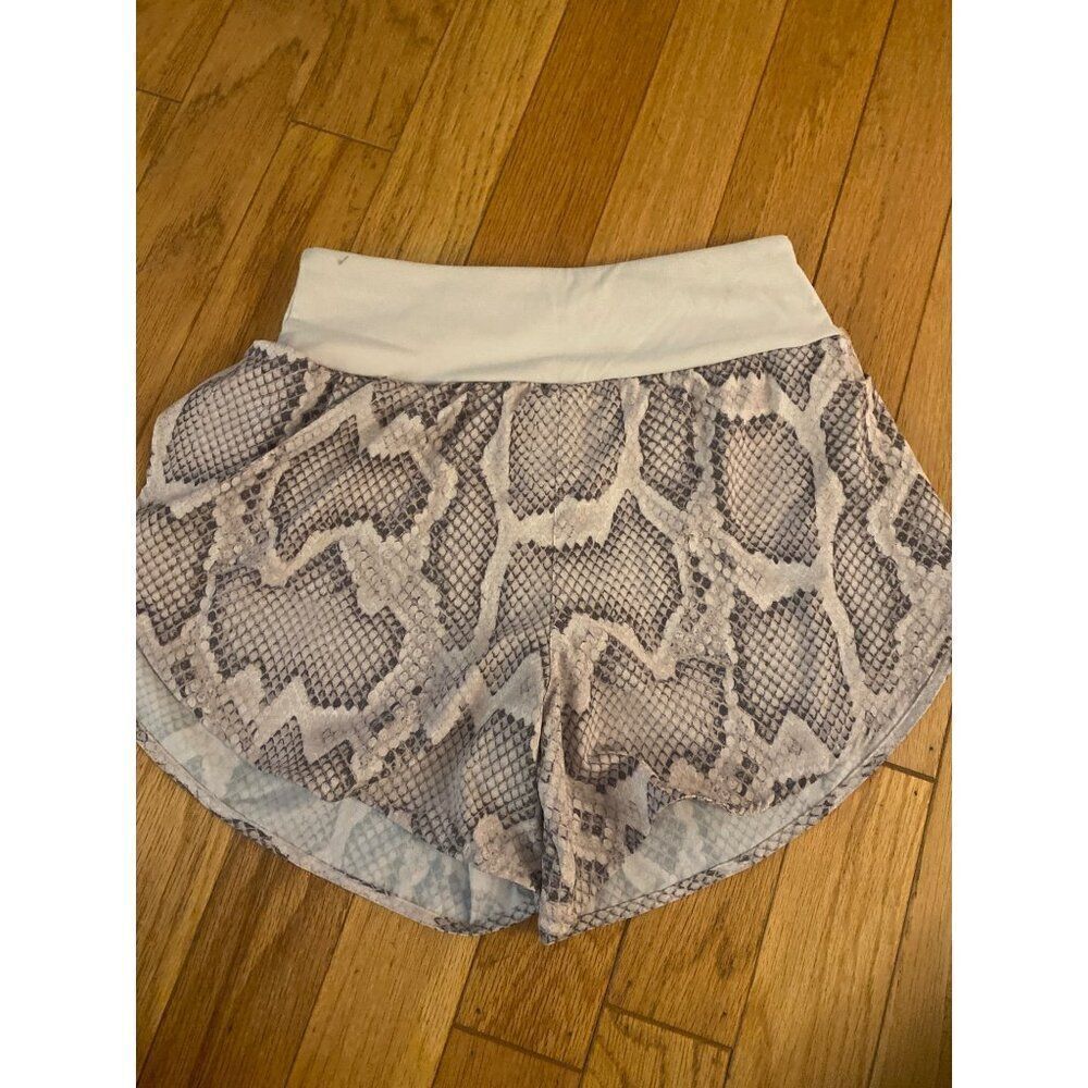 Varley Women's Snake Print pull on back zipper pocket Athletic Shorts sz Small